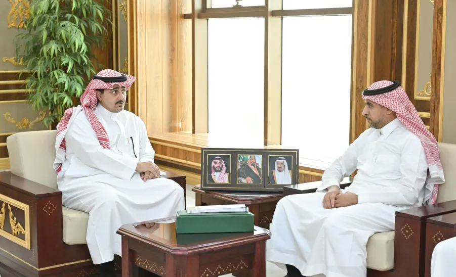 رئيس الجامعة يدشن النسخة المحدثة من الدليل التنظيمي لجامعة المجمعة -  تدشين 