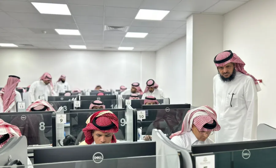 وكيل كلية الشريعة والقانون للشؤون التعليمية يطلع على سير الاختبارات  -  كلية الشريعة والقانون