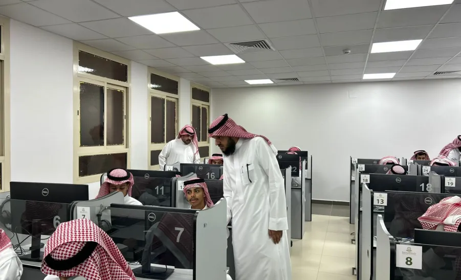وكيل كلية الشريعة والقانون للشؤون التعليمية يطلع على سير الاختبارات  -  كلية الشريعة والقانون