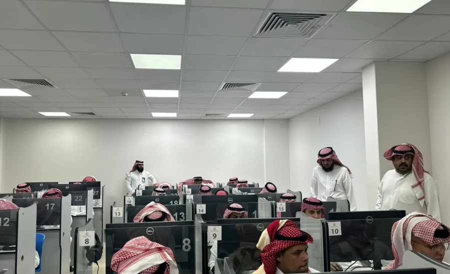 وكيل كلية الشريعة والقانون للشؤون التعليمية يطلع على سير الاختبارات  -  كلية الشريعة والقانون