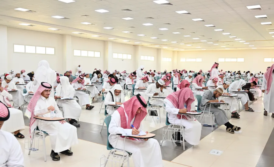 عميد كلية الشريعة والقانون يتفقد سير الاختبارات النهائية - كلية الشريعة والقانون