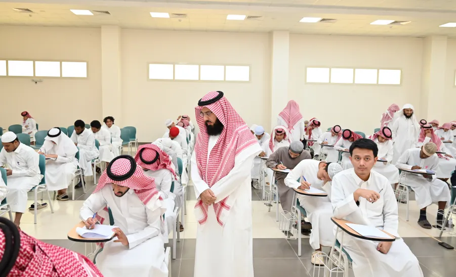 عميد كلية الشريعة والقانون يتفقد سير الاختبارات النهائية - كلية الشريعة والقانون