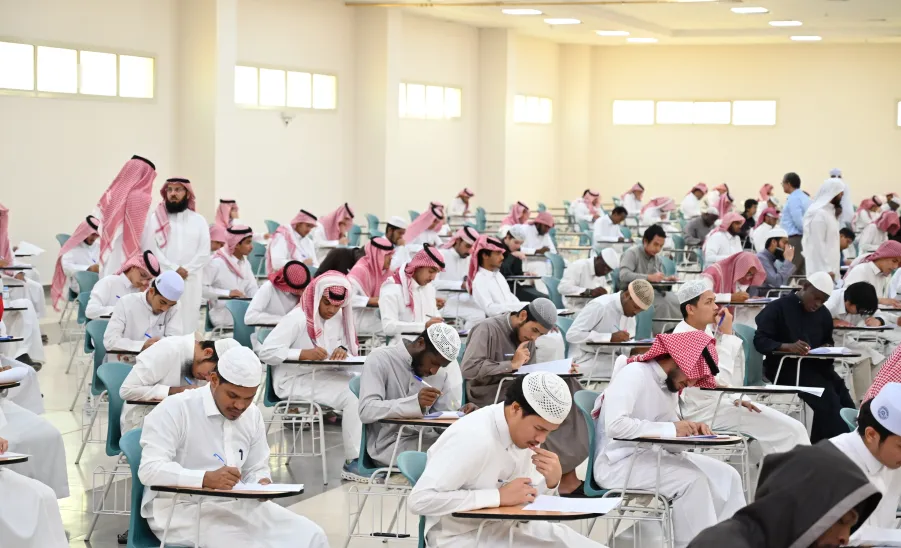 عميد كلية الشريعة والقانون يتفقد سير الاختبارات النهائية - كلية الشريعة والقانون