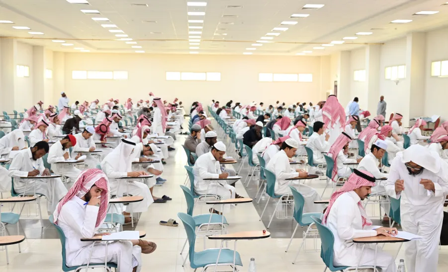 عميد كلية الشريعة والقانون يتفقد سير الاختبارات النهائية - كلية الشريعة والقانون