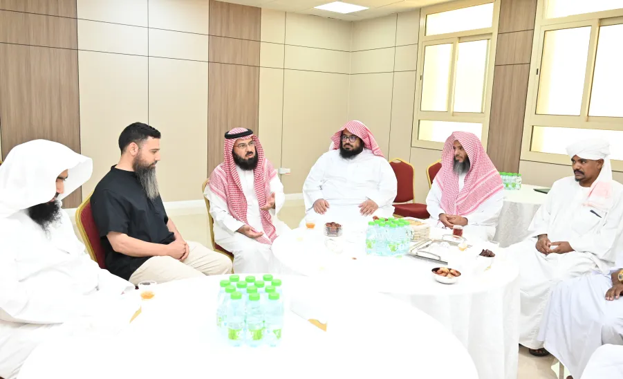 The College honors a faculty member from the Department of Sharia - كلية الشريعة والقانون