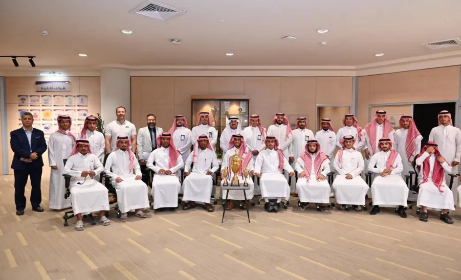 الرئيس التنفيذي للكلية التطبيقية يستقبل أبطال منتخب الكلية لكرة القدم - تكريم 