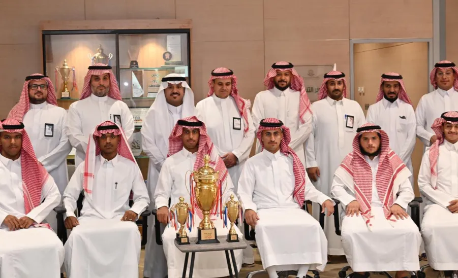 الرئيس التنفيذي للكلية التطبيقية يستقبل أبطال منتخب الكلية لكرة القدم - تكريم 