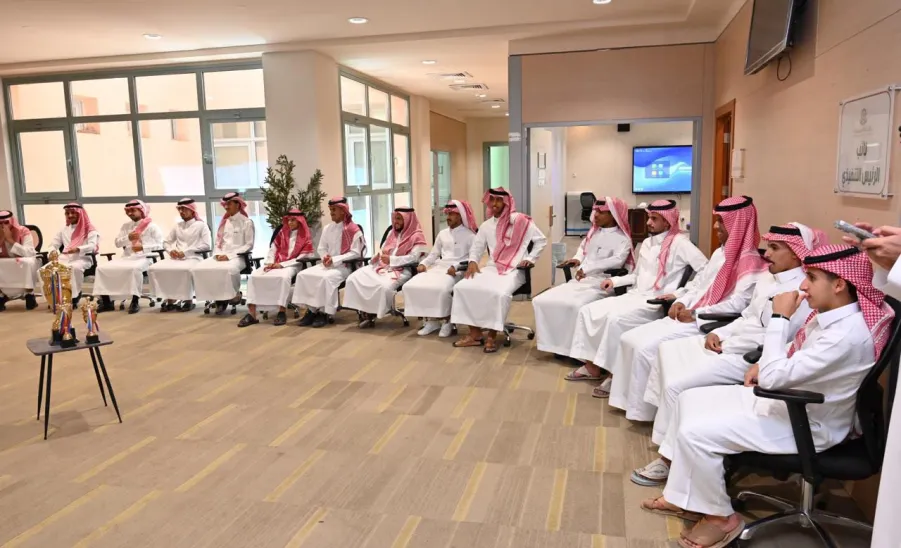 الرئيس التنفيذي للكلية التطبيقية يستقبل أبطال منتخب الكلية لكرة القدم - تكريم 