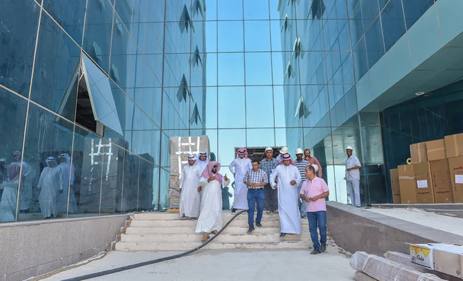 وكيل الجامعة يتفقد مراحل العمل في مشروع إدارة الجامعة ومشروع كلية العلوم الطبية التطبيقية بالمدينة الجامعية - 