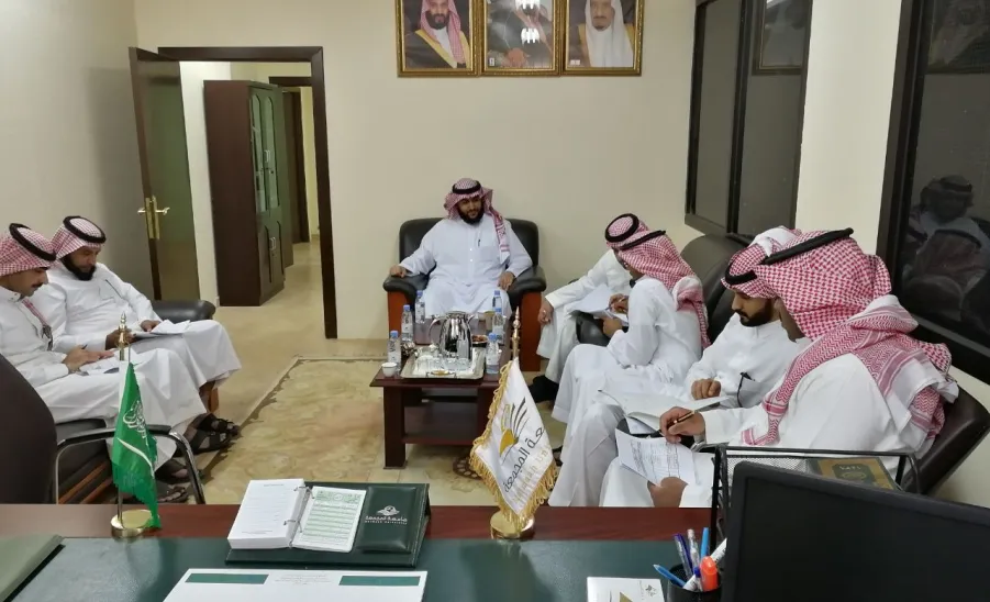 فريق المراجعة الداخلية لعمادة الجودة وتطوير المهارات يزور الإدارة القانونية - 