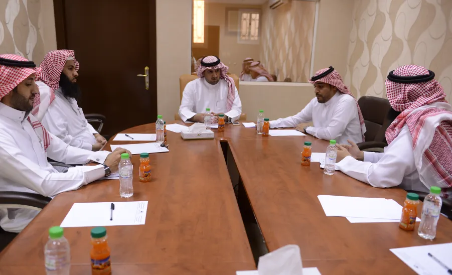 المشرف العام على  مكتب معالي مدير الجامعة يستقبل منسوبي الإدارة القانونية  - 