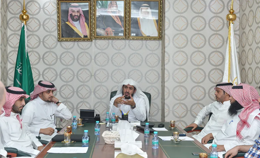 وكيل الجامعة يجتمع بفريق تقني من عمادة تقنية المعلومات -  