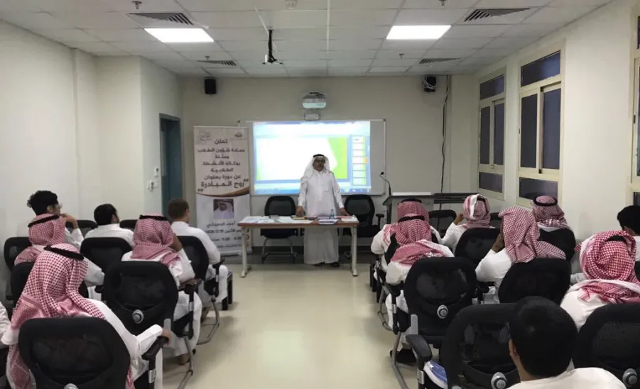 العمادة تقيم دورة روح المبادرة لطلاب الجامعة -  