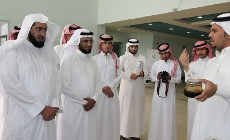وكيل الجامعة يزور معرض مكافحة التدخين الذي تنظمه عمادة شؤون الطلاب - 
