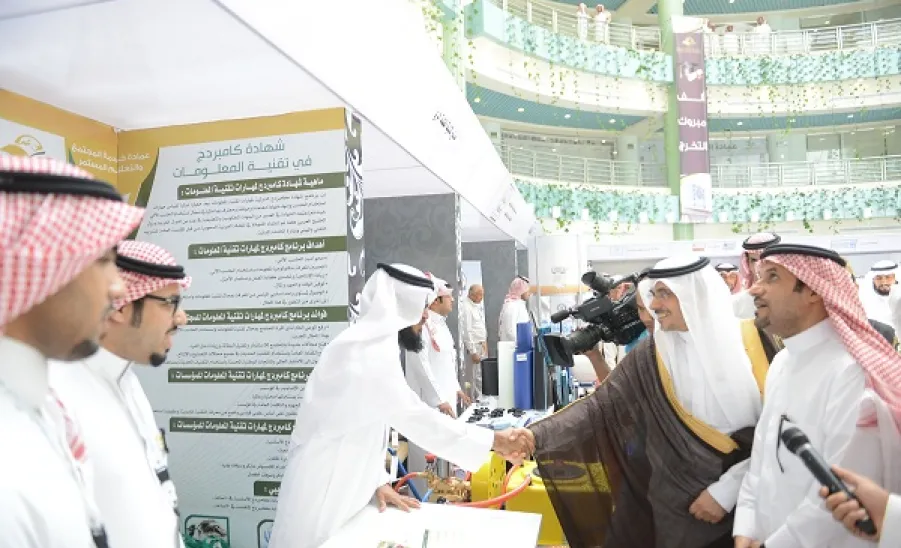 عضو مجلس الشورى" الدكتور خالد العواد" يشيد بجناح عمادة خدمة المجتمع والتعليم المستمر - 