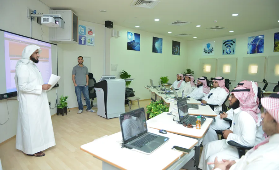 The Vice Rector and the Dean of E-learning and Distance Learning Supervises the Deanship Staff Training -  