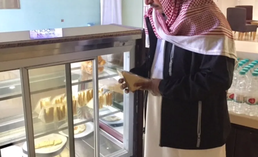 فريق صحة البيئة يكثف جولاته الدورية على مطاعم الجامعة  -  