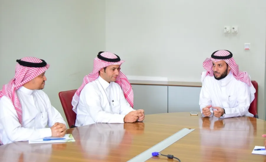 للتعريف بالبرامج المستحدثة : وفد من عمادة البحث العلمي في زيارة لكلية العلوم الطبية التطبيقية - 