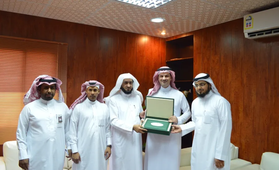 University Representative of Graduate Studies and Scientific Research Receives the Annual Report of the Deanship of E-learning and Distance Learning -  
