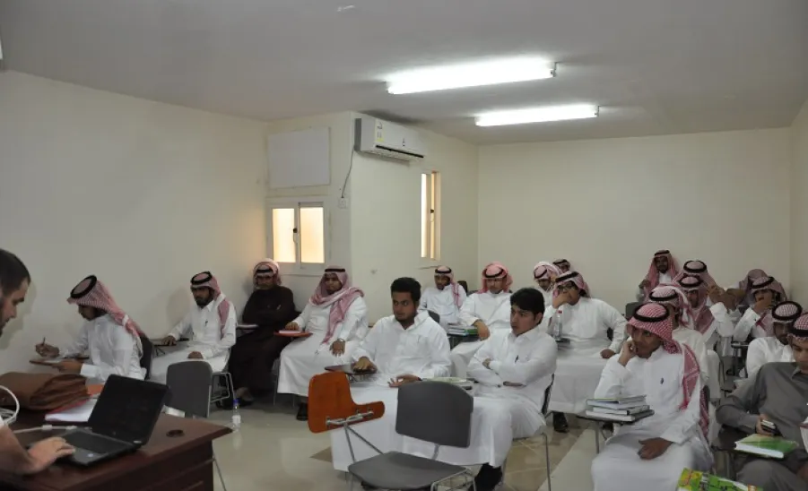 مركز التوجيه والارشاد الطلابي يواصل نشاطاته بأقسام الطلاب في كليات الجامعة - 