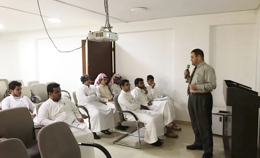   مركز التوجيه والإرشاد الطلابي يوجّه طلاب كلية الهندسة الى دلالات النّضج الاجتماعي ومهارات التحدث مع الآخرين. - 