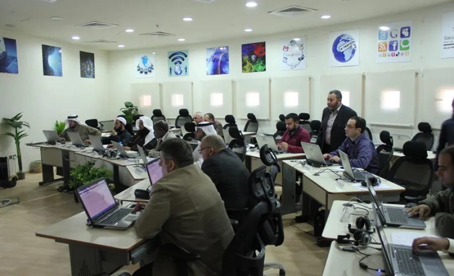 عمادة البحث العلمي تنظم ورشة عمل عن برنامج الباحث العلمي من قوقل - 
