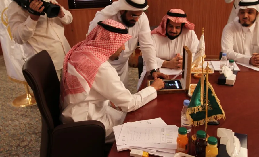 Al Majmaah university rector opened the new university electronic gate  -  