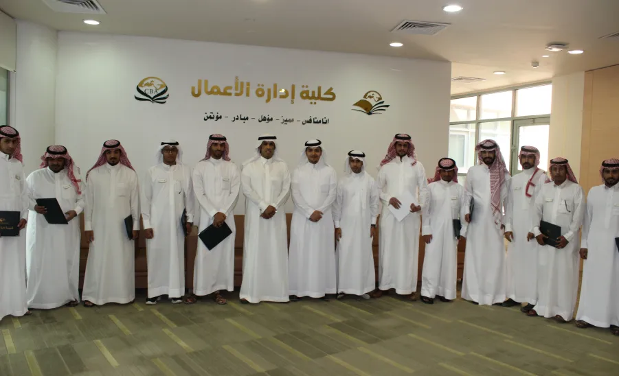 بهدف الرقي والانجاز لسير العمل بكلية إدارة الأعمال، الكلية تُكرّم موظفيها - 