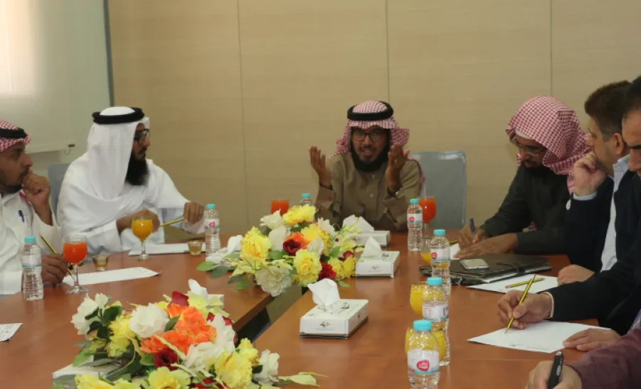 عمادة خدمة المجتمع والتعليم المستمر تعقد اجتماعاً لرؤساء وحدات خدمة المجتمع بكليات الجامعة - 