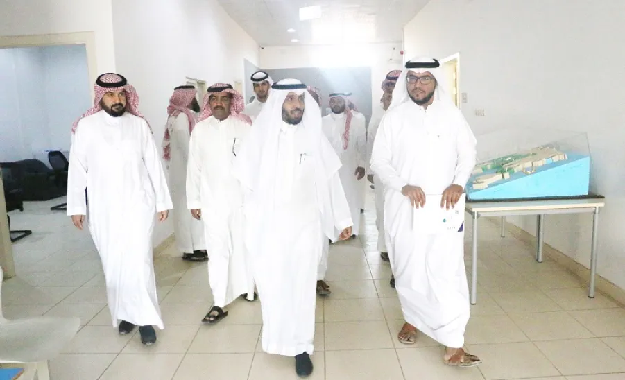 عمادة شؤون الطلاب في زيارة لمجمع الكليات بالزلفي - 