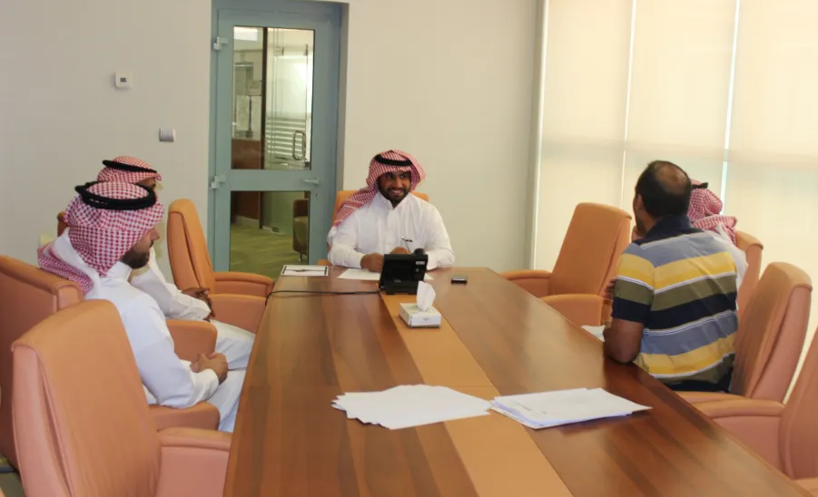 رئيس لجنة تطوير المقررات الالكترونية يعقد الاجتماع الأول - 