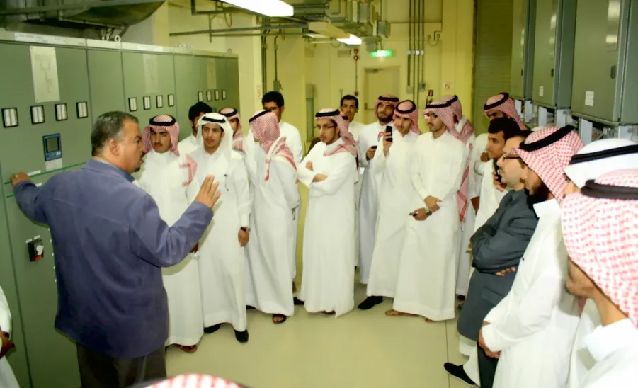 " طلاب قسم الهندسة الكهربائية في زيارة علمية لمحطة كهرباء جلاجل" - 