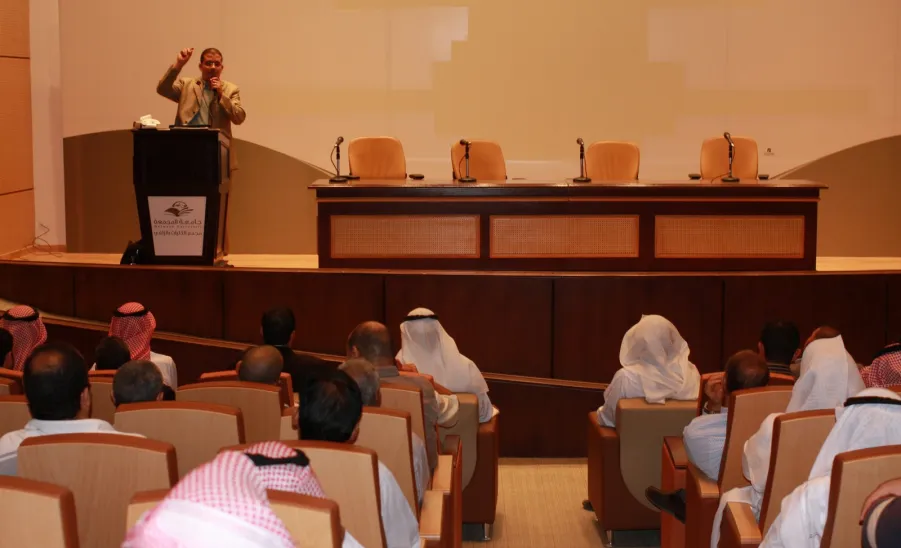 العمادة تعقد عدة برامج تدريبية  لأعضاء هيئة التدريس والطلاب في الكليات خارج محافظة المجمعة حول  "كيفية استخدام المكتبة الرقمية السعودية ومهارات البحث في البيئة الرقمية " -  
