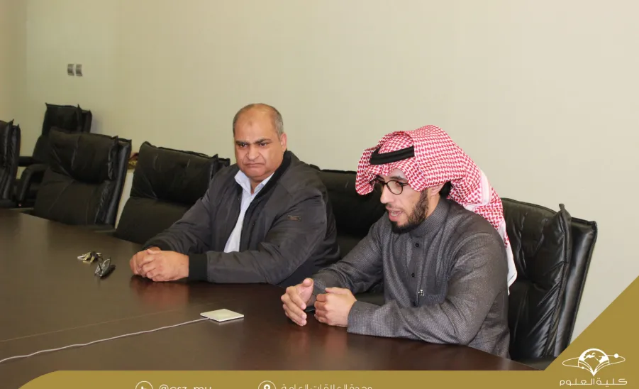 رئيس قسم علوم الحاسب والمعلومات يلتقي بطالبات مشاريع التخرج - 