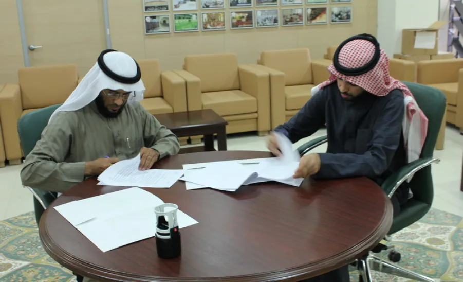 Deanship of Student Affairs Signs a Contract for Running a Colleges Complex and Faculty of Dentistry Cafeteria in Alzulfi - 