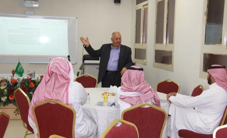 في إطار برنامج التنمية المعرفية الرابع تنفيذ دورة " نظام العمل السعودي الجديد اعرف حقوقك وواجباتك " - 