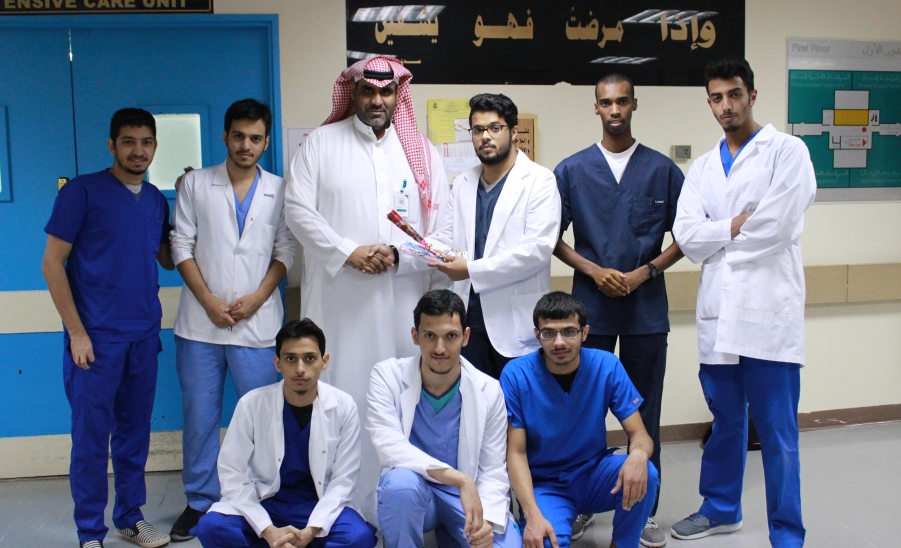 معايدة طلاب كلية الطب للمرضى المنومين في مستشفى الملك خالد بالمجمعه Majmaah University