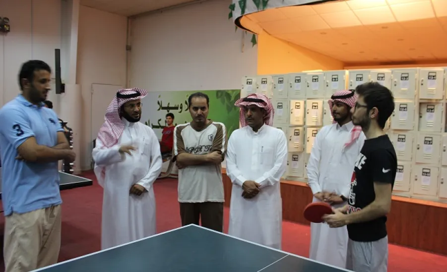 عميد شؤون الطلاب يتابع سير برامج الصالة الرياضية - 