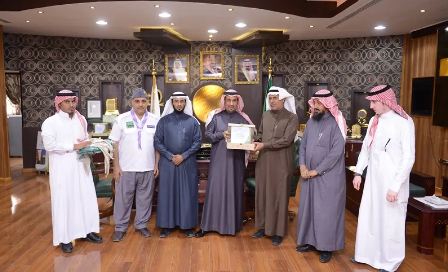 معالي مدير الجامعة يسلم تقرير الدراسة الأولية لعشائر جوالة الجامعة لمعالي وزير التربية والتعليم رئيس جمعية الكشافة العربية السعودية  - 