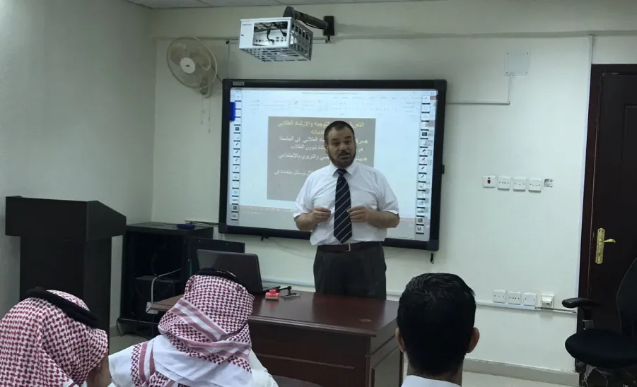   مركز التوجيه والإرشاد الطلابي يحث الطلاب على القراءة دعما لشخصياتهم وتنمية لأخلاقهم - 