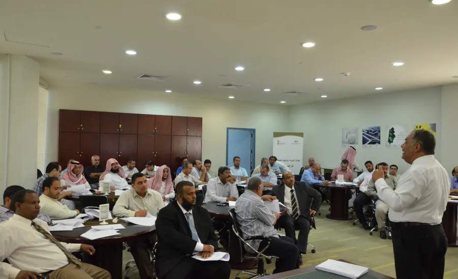 المشروع التطويري لتأهيل الجامعة للاعتماد يقيم ورشة عمل حول آليات تطوير البرامج  - 