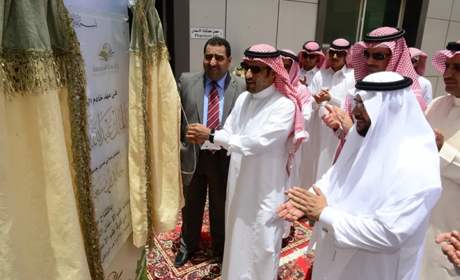 معالي مدير الجامعة يفتتح مركز وعيادات كلية طب الأسنان بالزلفي - 