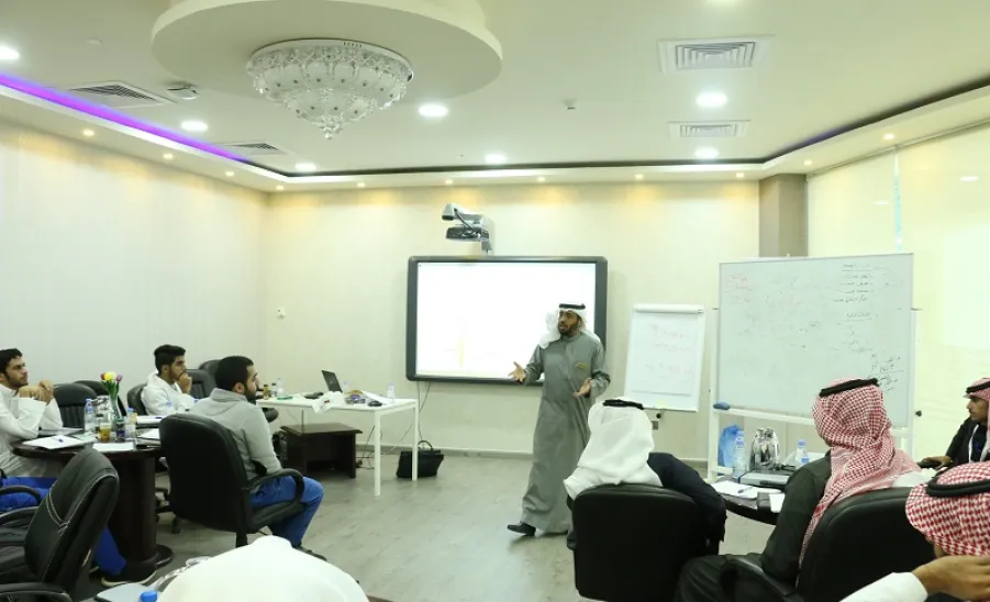عمادة شؤون الطلاب تقيم برنامج إعداد القيادات الطلابية  - 