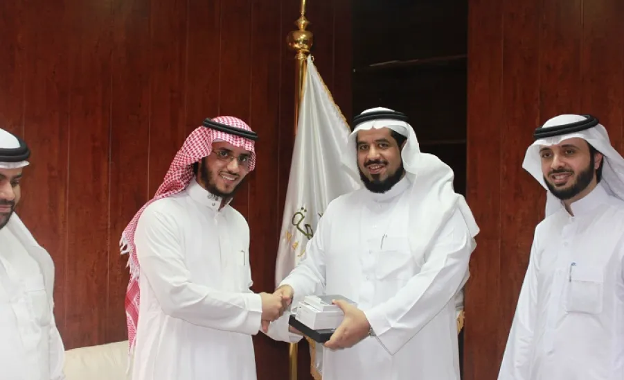 وكيل الجامعة يكرم المتميزين في كلية الطب - 