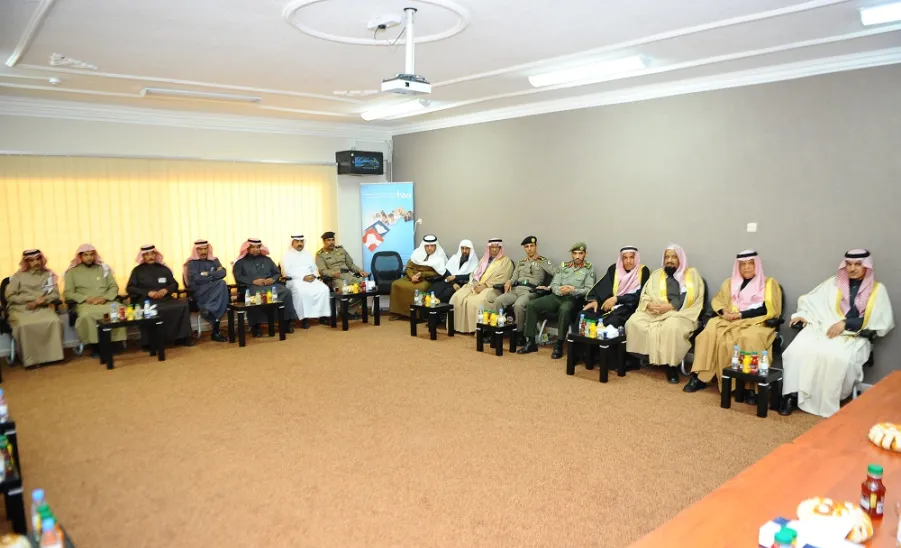 الفريق البحثي بالجامعة يلتقي مع قيادات المجتمع والمسئولين  في اربع محافظات - 