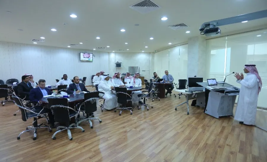 سعادة وكيل الجامعة للدراسات والبحث العلمي يزور عمادة شؤون المكتبات ويفتتح ورشة عمل - 