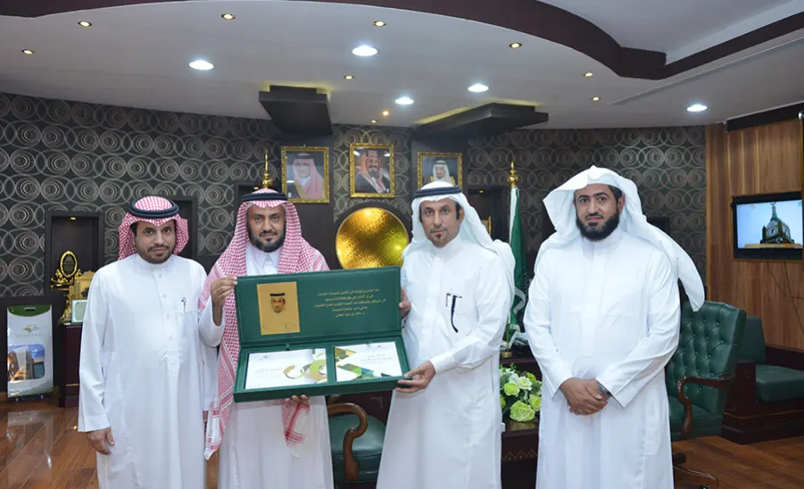 معالي مدير الجامعة يتسلمُ نسخةً من التقرير الختامي لبرامج التدريب الداخلي للموظفين الإداريين والفنيين - 