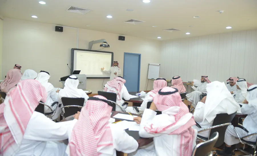 سعادة وكيل الجامعة يرعى ورشة عمل الهيكل التنظيمي للكليات ( الواقع الحالي و المأمول ) في نظام الاتصالات الإدارية - 
