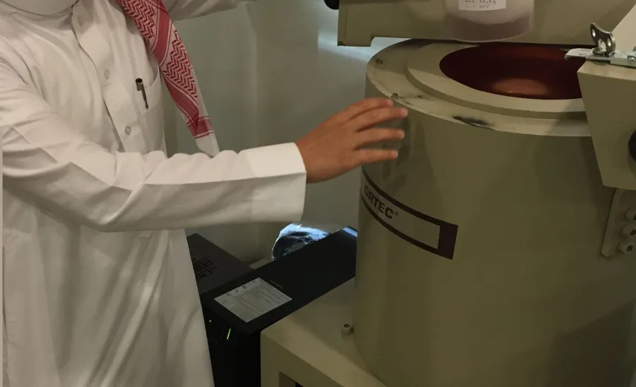 كلية العلوم تجري بحثاً إشعاعياً على نوى التمر - 