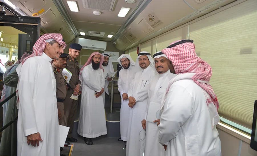 وكيل وزارة التعليم المساعد لشؤون المعلمين ومدير عام فرع الرئاسة العامة للأرصاد وحماية البيئة يزوران حافلتي التدريب والتعليم الإلكتروني المجتمعي وبوابة وصول لذوي الاحتياجات الخاصة - 
